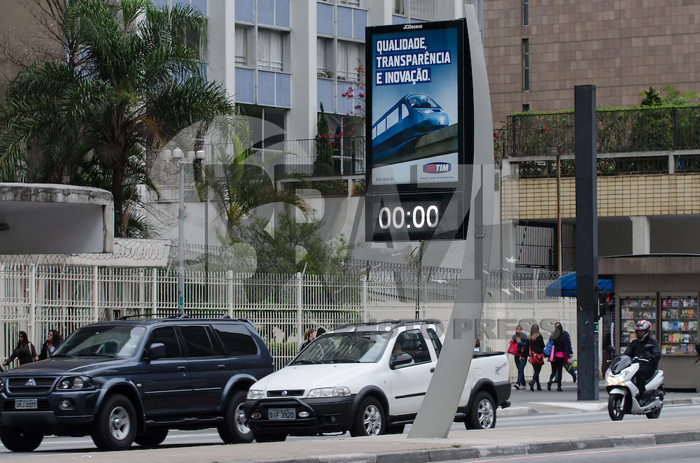 SÃO PAULO, SP, 07 DE OUTUBRO DE 2013 - RELOGIO PROBLEMA - Relógio-termômetro localizado na Avenida Paulista, apresenta problemas e registra 0h, por volta das 7:30h nesta segunda feira, 07, região central da capital. FOTO: ALEXANDRE MOREIRA / BRAZIL PHOTO PRESS