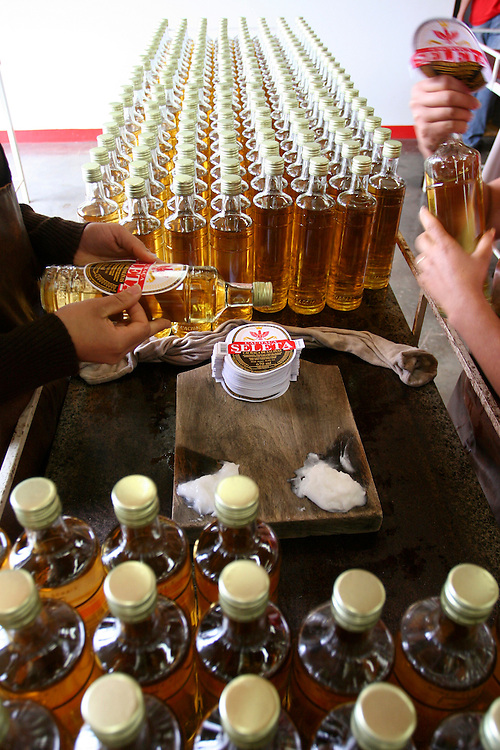 Salinas_MG, Brasil...Unidade de engarrafamento de cachaca na cidade de Salinas, regiao norte de Minas Gerais...The cachaca bottling in Salinas, the northern region of Minas Gerais...Foto: LEO DRUMOND / NITRO