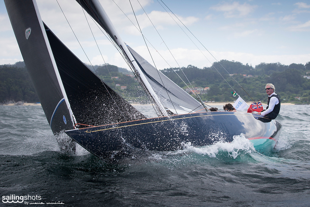 La flota de los 6mR durante la primera jornada de regatas del Trofeo Viajes InterRías, disputada entre la bocana del Puerto del RCNS y la Isla de Ons.