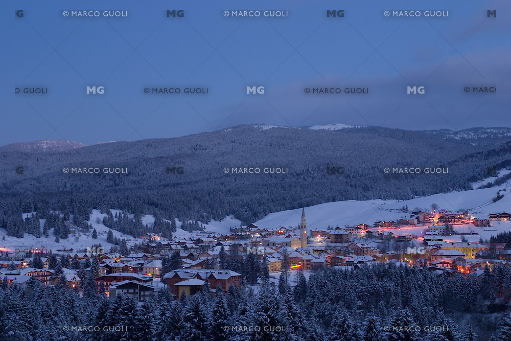 VEDUTA INVERNALE NOTTURNA DI GALLIO (VI), ALTOPIANO DI ASIAGO SETTE COMUNI, VENETO, ITALIA