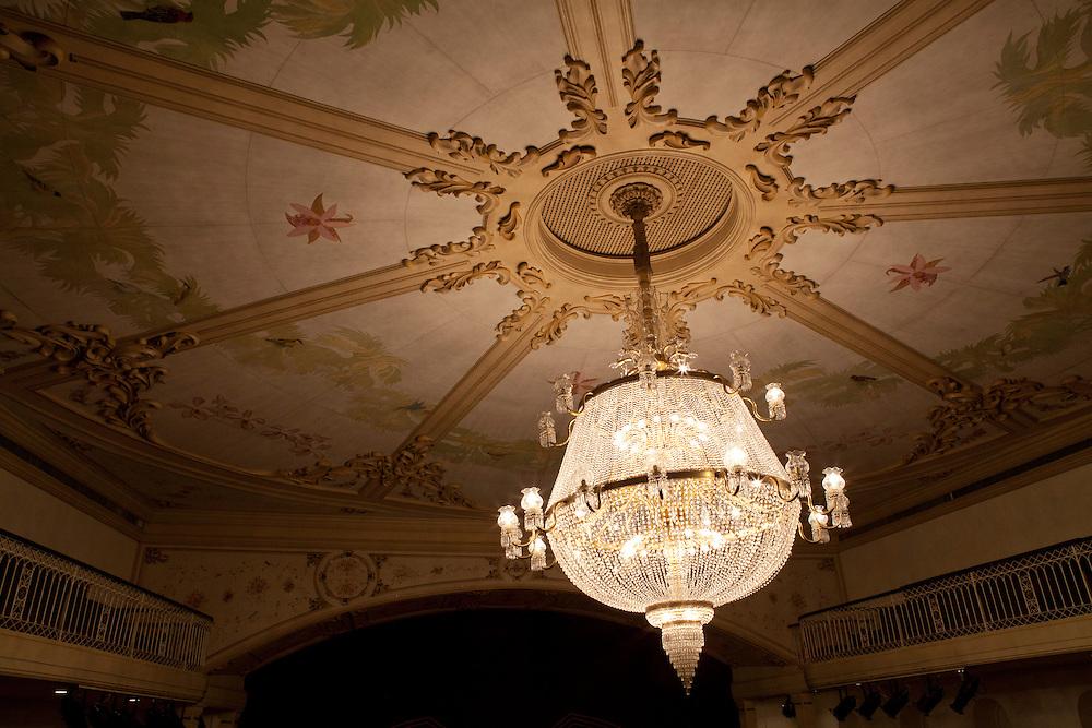 Porto Alegre_RS, Brasil...Fotos do Theatro Sao Pedro. Sala de espetaculos. Na foto detalhe do lustre...Theatro Sao Pedro photos. Room spectacles. In this photo detail of chandelier...Foto: LUIZ FELIPE FERNANDES / NITRO