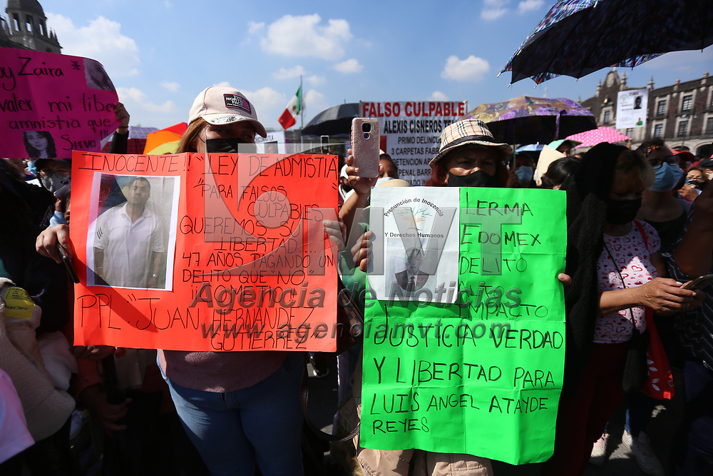 Toluca, México.- Alrededor de 300 integrantes de la asociación Presunción de Inocencia y Derechos Humanos, presidida por Humbertus Pérez Espinosa, realizaron la mega marcha por la Amnistía para denunciar que en la Cámara de Diputados no han hecho un análisis detallado de los casos que han presentado de los llamados injustamente presos. Agencia MVT / Ramsés Mercado