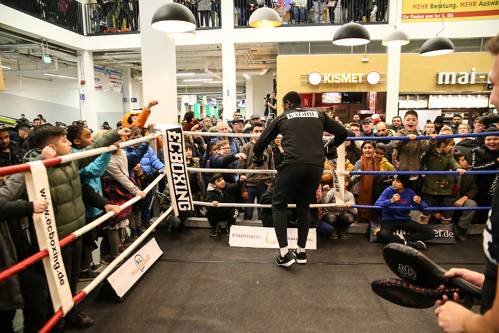 Boxen: Boxen Live, EC Boxing & SES Boxpromotion, Hamburg, 15.01.2020<br />
Öffentliches Training: Peter Kadiru<br />
© Torsten Helmke