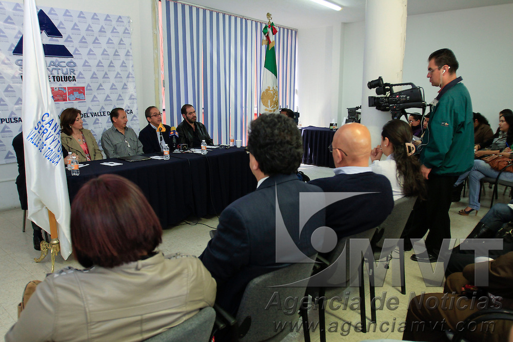 Toluca, México.- Hugo Ávila Guadarrama, representante de la Unión de Propietarios de Papelerías del Valle de Toluca, se quejo de que las ventas de las papelerías mexiquenses cayeron en un 70 por ciento por el programa estatal que reparte paquetes de útiles escolares. Agencia MVT / Crisanta Espinosa