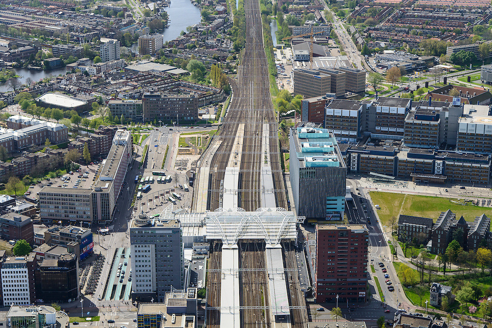 Nederland, Zuid-Holland, Leiden, 09-04-2014; sporen van station Leiden centraal, stationsgebied. LUMC (akademisch ziekenhuis) rechts, linksboven de rivier de Rijn.<br />
Central station and surroundings with University Hospital of the city of Leiden.<br />
luchtfoto (toeslag op standard tarieven);<br />
aerial photo (additional fee required);<br />
copyright foto/photo Siebe Swart.
