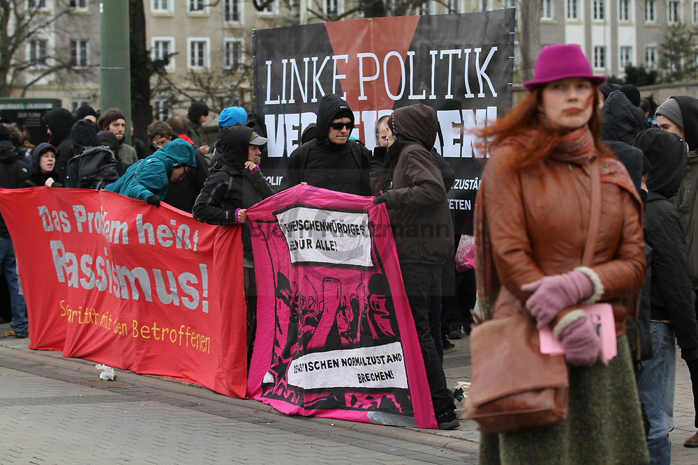 Dessau / 25.02.2012 - Mehrere hundert Menschen beteiligen sich an einer Demonstration gegen Rassismus und Polizeigewalt. Unter anderem wurde dem durch Neonazis ermordeten Alberto Adriano und dem im Dessauer Polizeigewahrsam verbrannten Oury Jalloh gedacht.<br />
<br />
Foto: Björn Kietzmann<br />
<br />
Für Rechteverletzungen Dritter übernehme ich keine Haftung.<br />
<br />
Der Abdruck sowie die Onlineverwendung von Bildern ist Honorarpflichtig.<br />
<br />
Björn Kietzmann