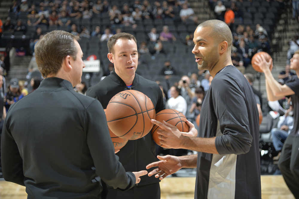 SAN ANTONIO TX - NOVEMBER 27: on November 27, 2017 at the AT&T Center in San Antonio, Texas. NOTE TO USER: User expressly acknowledges and agrees that, by downloading and or using this photograph, User is consenting to the terms and conditions of the Getty Images License Agreement. Mandatory Copyright Notice: Copyright 2016 NBAE (Photo by Mark Sobhani/NBAE via Getty Images)