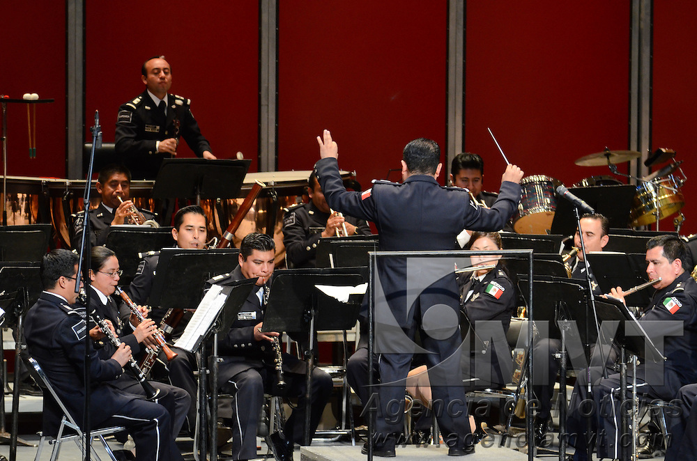 Toluca, México (Octubre 26, 2016).- cerca de 2 mil personas se dieron cita en el Teatro Morelos de la capital mexiquense, donde disfrutaron del concierto de la Orquesta Sinfónica de Alientos y Mariachi de la Policía Federal. Agencia MVT / Arturo Hernández.