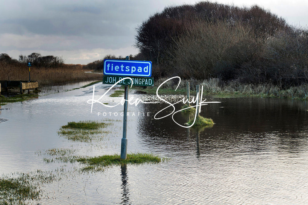 SCHIERMONNIKOOG - hoog water op het fietspad Waddeneiland Schiermonnikoog. ANP COPYRIGHT KOEN SUYK