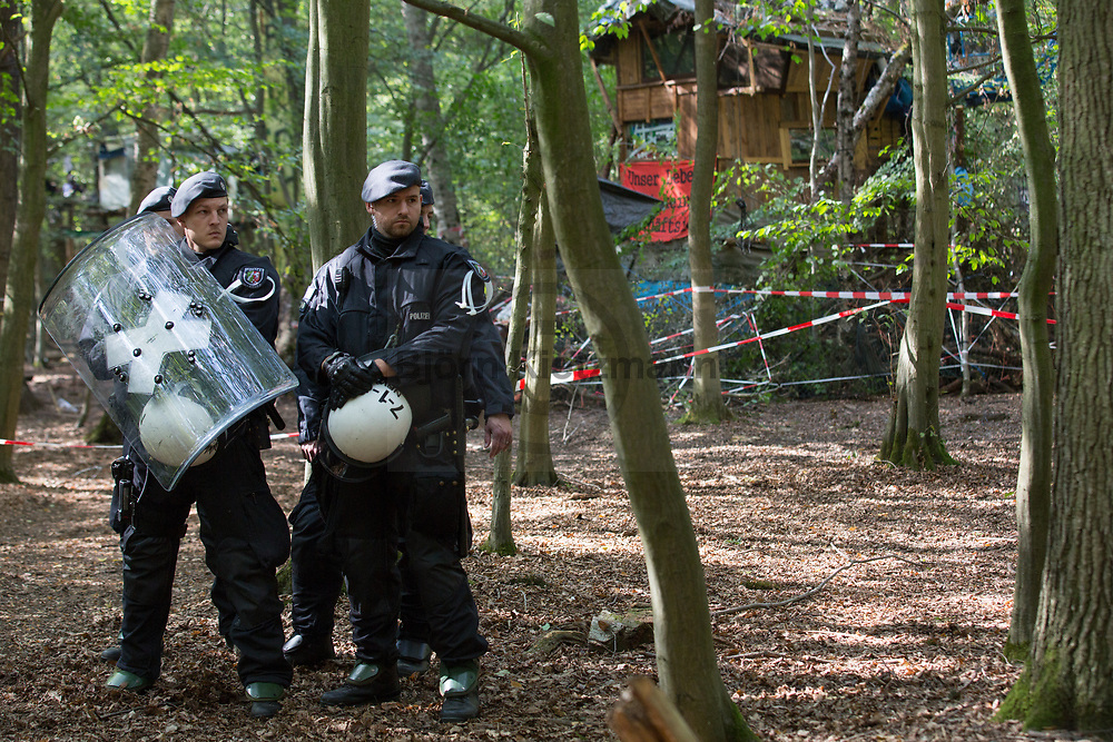 Hambacher Forst, NRW, Germany - 14.09.2018<br />
<br />
2nd day of the Hambach forest clearing by police forces. Since six years environmental activists occupied the 12.000 years old primary forest to prevent a clear-cut. The RWE corporation plans to expand their opencast coal mine here. <br />
<br />
Zweiter Tag der polizeilichen Raeumung des Hambacher Forst. Seit sechs Jahren besetzte Umweltaktivisten den 12.000 Jahre alten Primaerwald um eine Rodung zu verhindern. Der RWE-Konzern plant ihren Braunkohle Tagebau hierher auszubauen.<br />
<br />
Photo: Bjoern Kietzmann