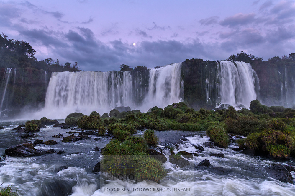 Mondaufgang über dem oberen Teil der Iguassufälle, Parana, Brasilien<br />
<br />
Moonrise over the upper part of the Iguassu Falls, Parana, Brazil