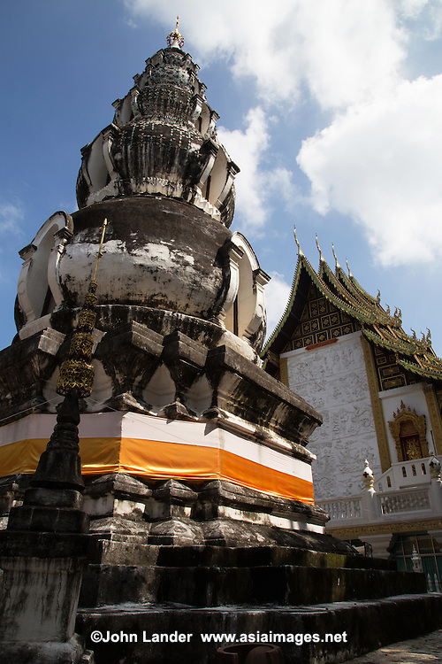 Wat Ku Tao is an unusual temple in Chiang Mai. Its chedi is said to have been built in 1613 to hold the ashes and remains of Prince Saravadi - the Burmese overlord of Chiang Mai. The name "Ku Tao" comes from the northern Thai word tao for melon. The temple's chedi is noteworthy for its unusual, bulbous pagoda. The structure is decorated with colourful porcelain tiles and represents five Buddhist monk's alms bowls. This temple is also known as Wearuwanaram Vihan. Which suggests that the temple was once located in a forest of bamboo.