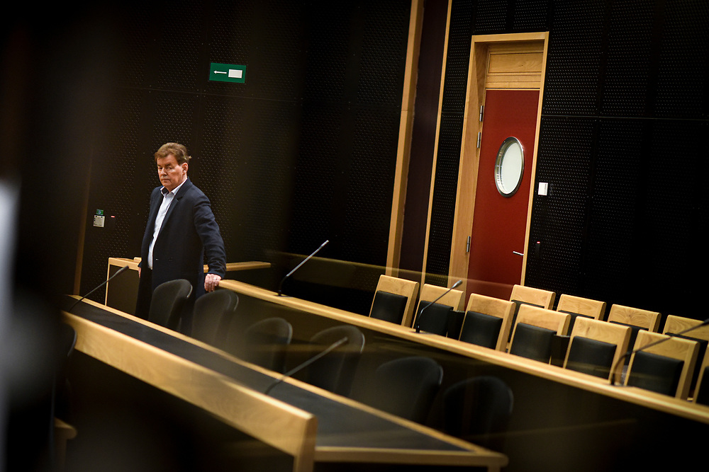 "Soupçons" est une série d'investigation de six épisodes de 40 minutes. Elle retrace la chute de Bernard Wesphael, cet ex-député belge accusé de l’assassinat de son épouse Véronique Pirotton dans une chambre d’hôtel à Ostende.<br />
Realisateur : Alain Brunard<br />
Client : NETFLIX