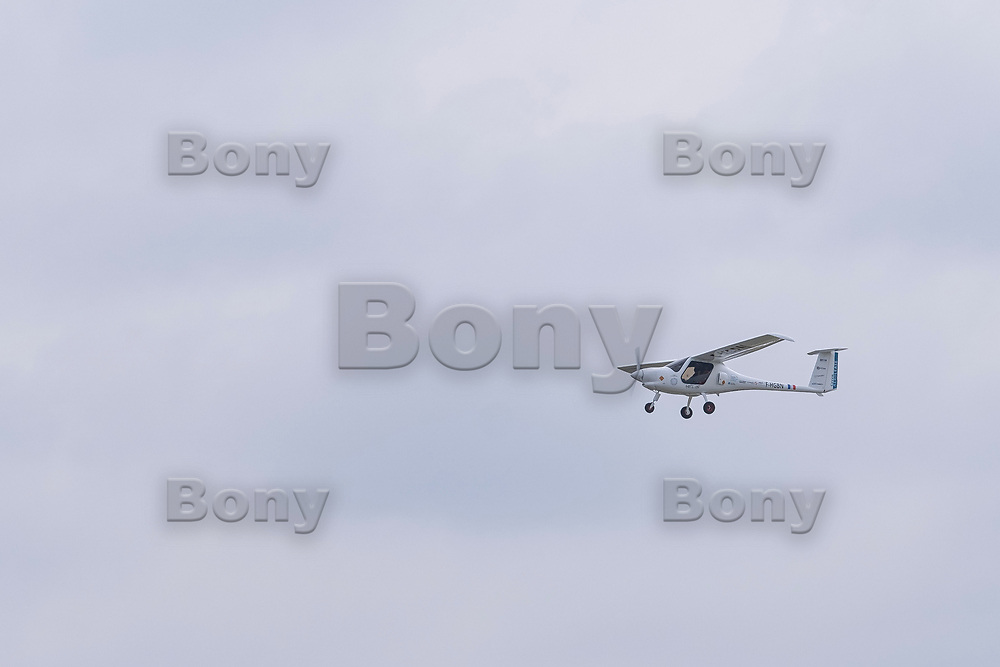 Avant-garde and different, thanks to the electric propulsion, here is the first 100% electric aircraft<br />
The Velis Electro, manufactured by the Slovenian company Pipistrel, is the first electric aircraft in the world to receive type certification (EASA.A.573 TCDS). This two-seater is designed primarily for pilot training, particularly because of its short range.<br />
It will transform the sector in terms of technology and profitability. The Velis Electro can be operated commercially and is fully approved for training flights and other operations in this field. With its impressive silence, the Velis Electro can perform training missions closer to urban areas without affecting the quality of life of these localities.<br />
Quiet and clean With a noise level of only 60 dBa, the Velis Electro is considerably quieter than other aircraft and produces no greenhouse gases. Its revolutionary propulsion system is entirely water-cooled, including the batteries, and has been proven to be reliable, resistant to battery overheating and shock, all part of the certification process.