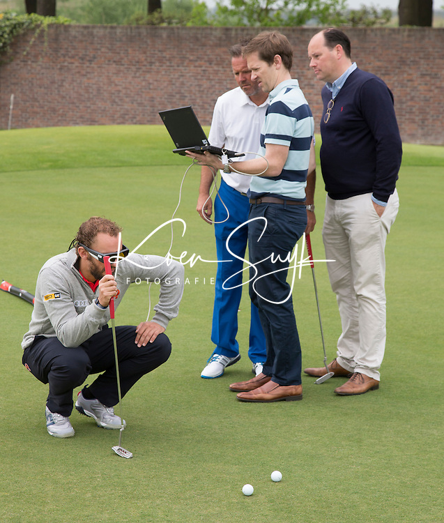 SPIJK - eYe4-sport eyetracking. Joost Luiten met oa coaches Bas vd Steur, Phil Allen, optometrist Richard Hoctin Boes, analyseren het putten met geavanceerde oogmetingen. COPYRIGHT KOEN SUYK