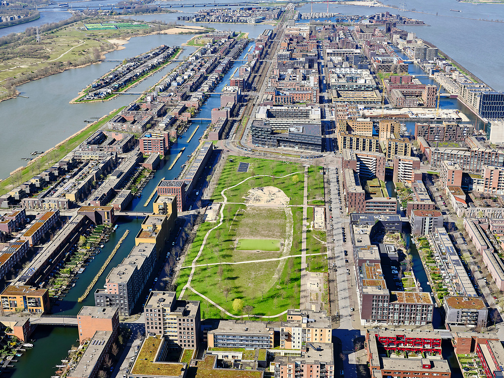 Nederland, Noord-Holland, Amsterdam; 23-03-2020; IJburg Haveneiland, stille straten en een verlaten Theo van Goghpark. Het publieke leven in het centrum van de hoofdstad is bijna geheel stil komen te liggen als gevolg van het Corona virus. Niet alleen is alle horeca dicht, ook veel winkels en andere bedrijven zijn gesloten. Het publiek blijft over het algemeen binnen, de straten en pleinen zijn stil.<br />
Residential area IJburg, quiet streets and park as a result of the corona-crisis.<br />
Public life in the center of the capital has come to a complete standstill as a result of the Corona virus. Not only are all pubs, coffee shops and restaurants, closed, many shops and other companies are also closed. The public generally stays inside, the streets and squares are very quiet.<br />
<br />
luchtfoto (toeslag op standaard tarieven);<br />
aerial photo (additional fee required)<br />
copyright © 2020 foto/photo Siebe Swart
