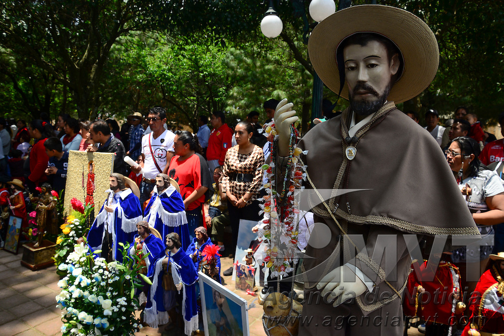 Metepec, México.- Cientos de imagenes de San Isidro labrador pasearon por las calles de Metepec y arribaron a la iglesia de San Juan Bautista, en donde los fieles católicos escucharon misa y bendijeron sus imágenes, como parte de la celebración del Santo Patrono. Agencia MVT / Crisanta Espinosa