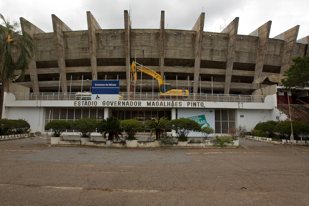 Belo Horizonte, Brasil...Estadio Governador Magalhaes Pinto (Mineirao) na Pampulha, Minas Gerais, durante as obras de reforma para Copa do Mundo de 2014...Governador Magalhaes Pinto stadium (Mineirao) in Pampulha, Minas Gerais, during the reform to the 2014 World Cup ...Foto: BRUNO MAGALHAES / NITRO