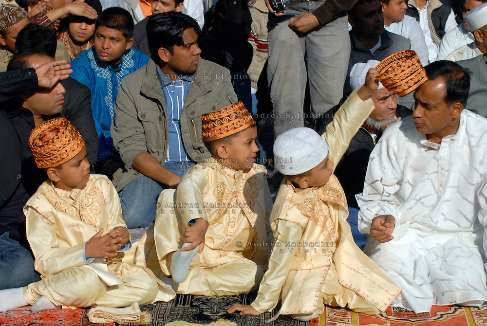 Roma, 30/09/2008: Id al-Fitr, preghiera per la fine del Ramadan della comunità del Bangladesh nei giardini di piazza Vittorio all'Esquilino - Id al-Fitr, prayer for the end of Ramadan of the community of Bangladesh in the gardens of Piazza Vittorio.©Andrea Sabbadini