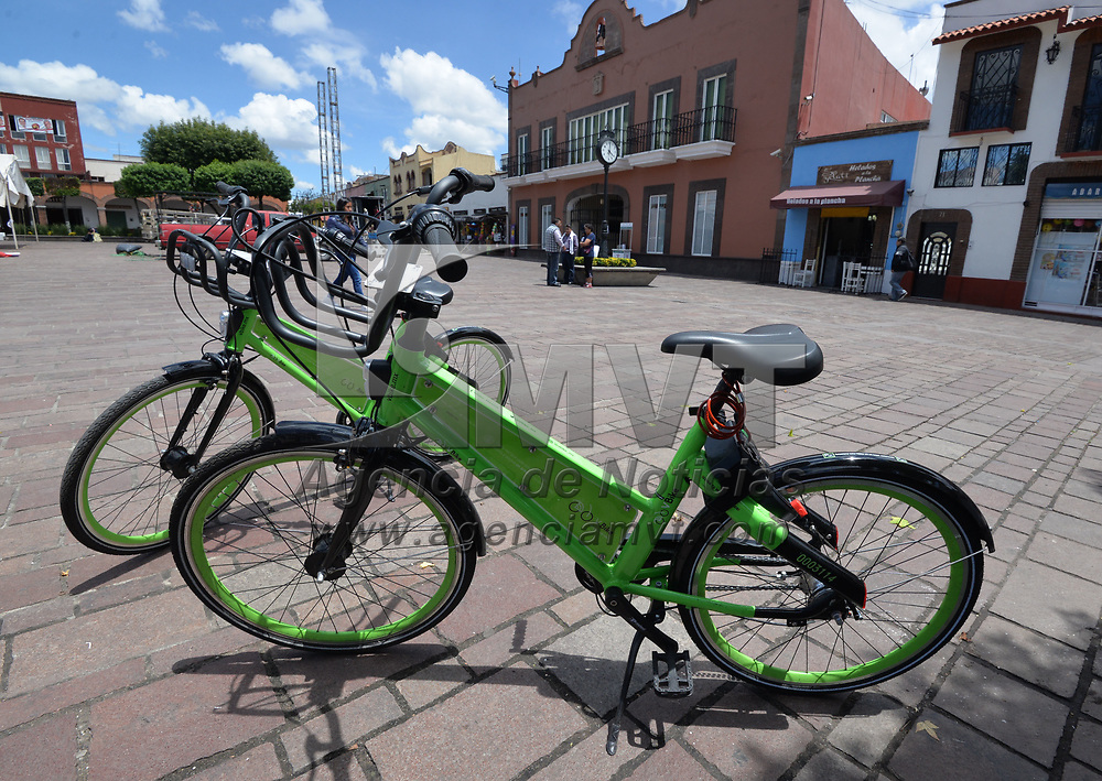 Metepec, México.- (Junio 29, 2018).- Una nueva opción de movilidad llegó a Metepec con el programa de bicicletas compartidas VBike que funciona a través de una aplicación móvil, las bicis se encuentran en algunos puntos del municipio para darlo a conocer a los ciudadanos. Agencia MVT / Crisanta Espinosa.