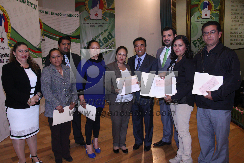 Toluca, Méx.- Héctor Ulises Castro Gonzaga, secretario general del SMSEM encabezo la Cuarta Entrega de Préstamos del Fondo de Apoyo a la Vivienda, beneficiando a 59 docentes afiliados a esta organización. Agencia MVT / Especial SMSEM