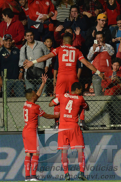 Toluca, México.- Jugadores del Toluca festejan su gol, durante los cuartos de final de vuelta en el Estadio Nemesio Diez, correspondiente a la Liga MX Torneo Apertura 2015, donde Toluca Clasificó a la Semifinal tras derrotar a Publa 1-0. Agencia MVT / Arturo Hernández.