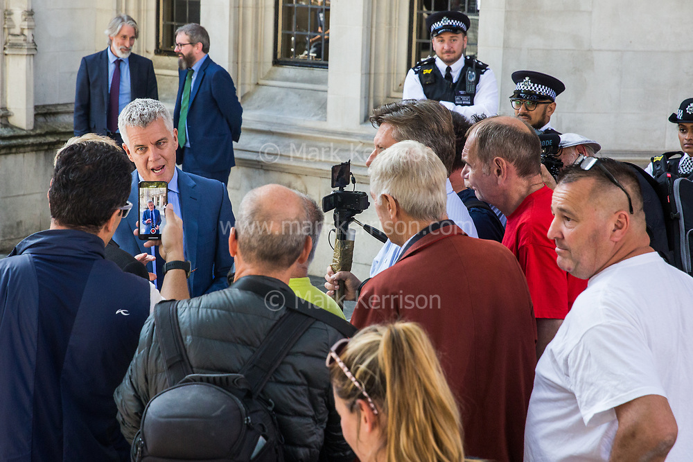 London, UK. 18 September, 2019. Jolyon Maugham QC debates with Brexit supporters outside the Supreme Court at lunchtime on the second day of a hearing to consider whether Prime Minister Boris Johnson broke the law by proroguing Parliament in advance of Brexit Day.