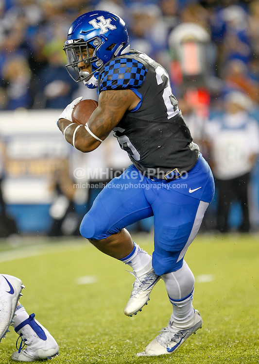 LEXINGTON, KY - OCTOBER 07: Benny Snell Jr. #26 of the Kentucky Wildcats runs the ball during the game against the Missouri Tigers at Commonwealth Stadium on October 7, 2017 in Lexington, Kentucky. (Photo by Michael Hickey/Getty Images) *** Local Caption *** Benny Snell Jr.