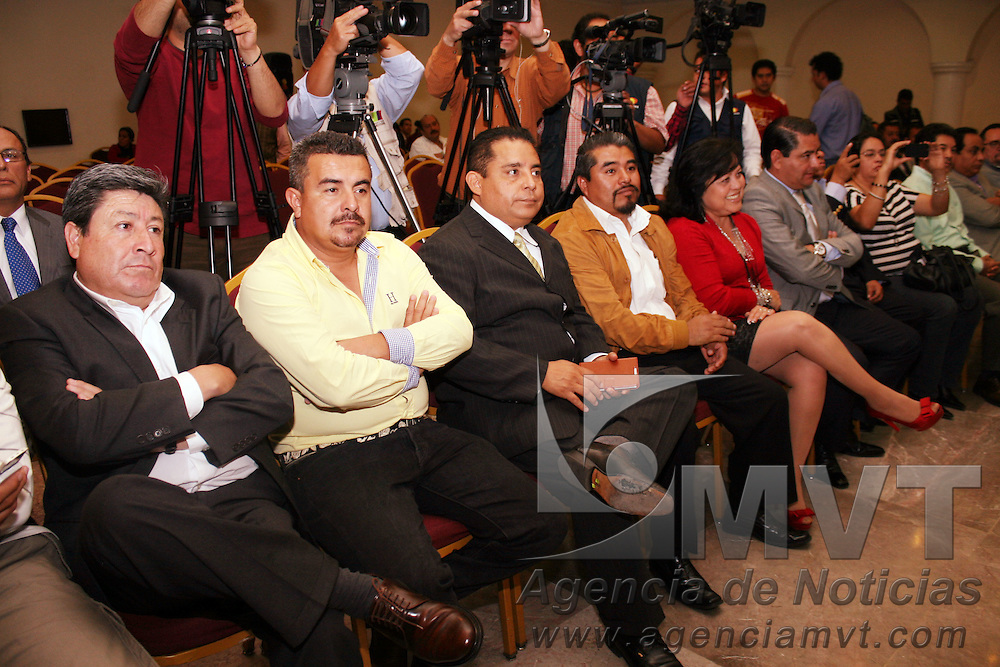 Toluca, México.- Jesús Zambrano Grijalva, dirigente nacional del Partido de la Revolución Democrática (PRD), acompañado de Alejandro Encinas y de Juan Hugo de la Rosa , así como de José Benítez Benítez , alcalde electo de Luvianos y de Juan Manuel Zapeda Hernández de Neza, exigió a los magistrados del Tribunal Electoral del Estado de México (TEEM) respeten el triunfo perredista en municipios como Nezahualcóyotl y Luvianos. Agencia MVT / José Hernández