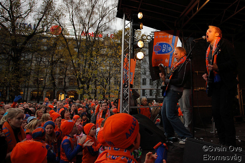 OSLO 20091107: Aalesundsupporterne samlet i Spikersuppa i Oslo lørdag ettermiddag for å varme opp til cupfinalen 2009 mellom Aalesund og Molde.<br />
Foto: Svein Ove Ekornesvåg