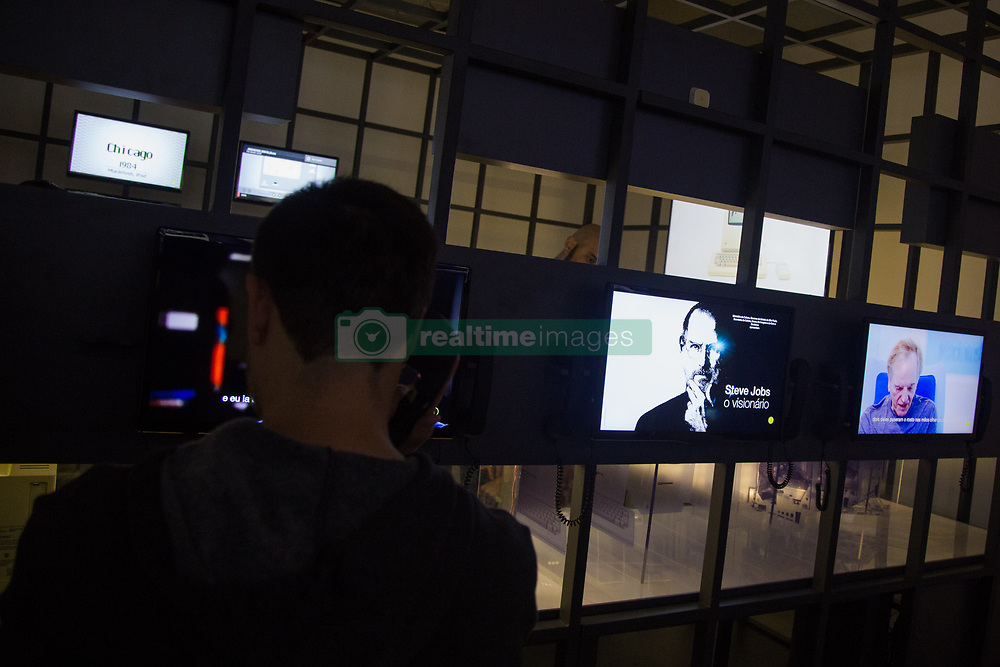 June 17, 2017 - Movimentação do público durante a exposição “Steve Jobs, o visionário†no MIS (Museu da Imagem e do Som de São Paulo) em São Paulo (SP) neste sábado (Credit Image: © Jales Valquer/Fotoarena via ZUMA Press)