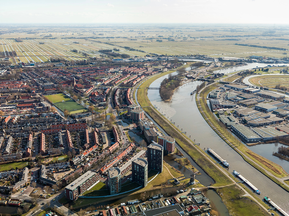 Nederland, Zuid-Holland, Gouda, 20-02-2012; Gouwekanaal met Julianasluis richting Hollandsche IJssel. Molen de Mallemolen en de wijk Kort Akkeren, rechts bedrijventerrein Gouwestroom (Gouwe stroom).View on city of Gouda, mill (m, bottom ) and the Gouwekanaal (canal).luchtfoto (toeslag), aerial photo (additional fee required).copyright foto/photo Siebe Swart