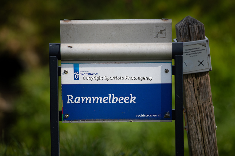 10-04-2020: Nieuws: Algemeen: Nederland<br />
Aan de grensovergangen wordt het reisverkeer gecontroleerd. Grens overgang Rammelbeek Denekamp-Nordhorn