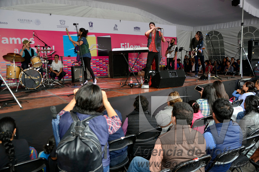 TOLUCA, Mexico (Septiembre 02, 2017).- Gran ambiente ocasionó los Grupos de Rock “La Matatena”, y “Sonora Skandalera”, quienes se presentaron en la Feria Internacional del Libro en el Estado de México 2017 FILEM, la gente disfruto bailando y cantando por barias horas en el recinto y en la parte de afuera sobre la Avenida Independencia. Agencia MVT. José Hernández.