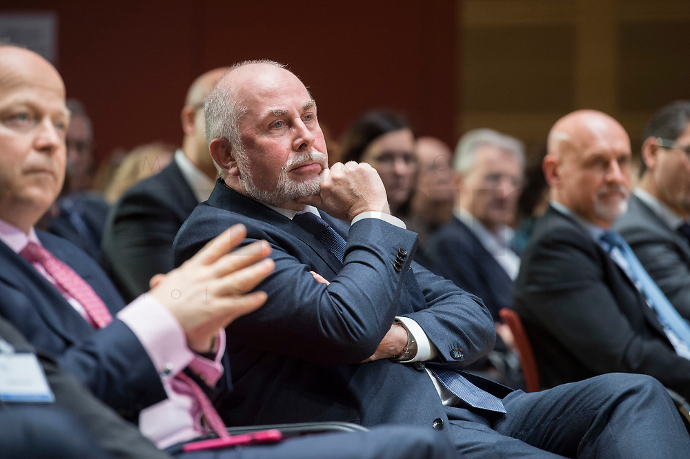 04 DEZ 2017, BERLIN/GERMANY:<br />
Ulrich Silberbach, dbb Bundesvorsitzender, Europäischer Abend "Europäische Solidarität: Was darf’s kosten?", dbb beamtenbund und tarifunion, dbb Atrium<br />
IMAGE: 20171204-01-057<br />
KEYWORDS: Europaeischer Abend