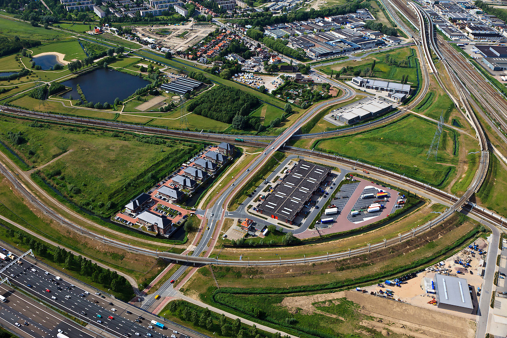 Nederland, Zuid-Holland, Barendrecht, 23-05-2011; A15 met rond de Eerste Barendrechtste weg bedrijventerrein voor overslag en distributie en kantoorpark met kantoorvilla's. Het gebied wordt omsloten door spoten van Betuweroute, HSL en reguliere spoorwegen..Motorway A15 with industrial estate for warehousing and distribution and office park with office villas. The area is enclosed by Betuweroue (freight railway) HSL high-speed train and regular railways..luchtfoto (toeslag), aerial photo (additional fee required).copyright foto/photo Siebe Swart