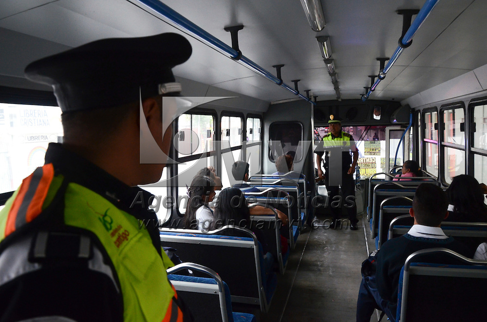 Toluca, México.- Como medida de prevención en robo a transporte publico y portación de armas, elementos de la Policía del Transporte de la CES Y Policia Municipal de Toluca realizan operativos de revisión en la avenida Morelos frente al Estadio Nemesio Diez. Agencia MVT / Arturo Hernández.