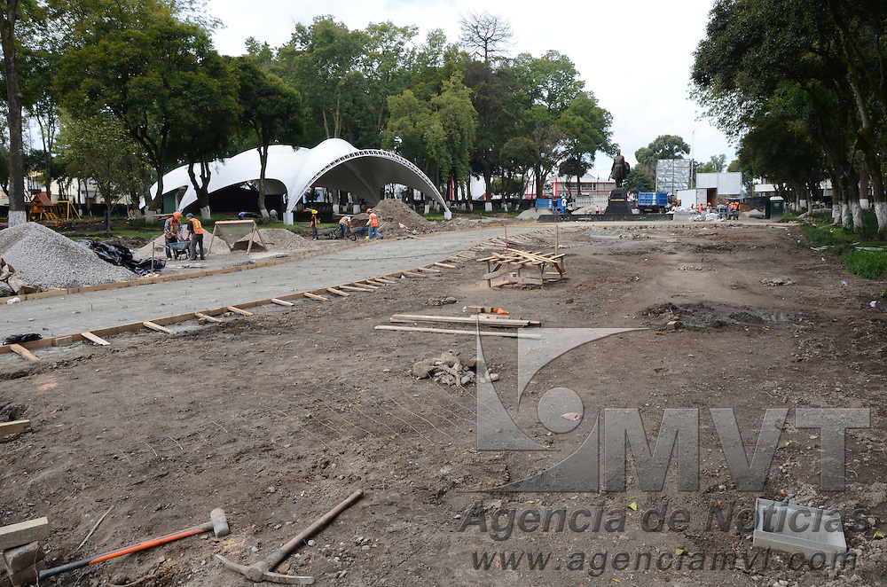 Toluca, México.- Aspectos de la segunda parte de la remodelación parque Cuauhtemoc, conocido como La Alameda, donde trabajadores realizan el cambio completo del suelo y area de patos así como algunas áreas verdes. Agencia MVT / Arturo Hernández.