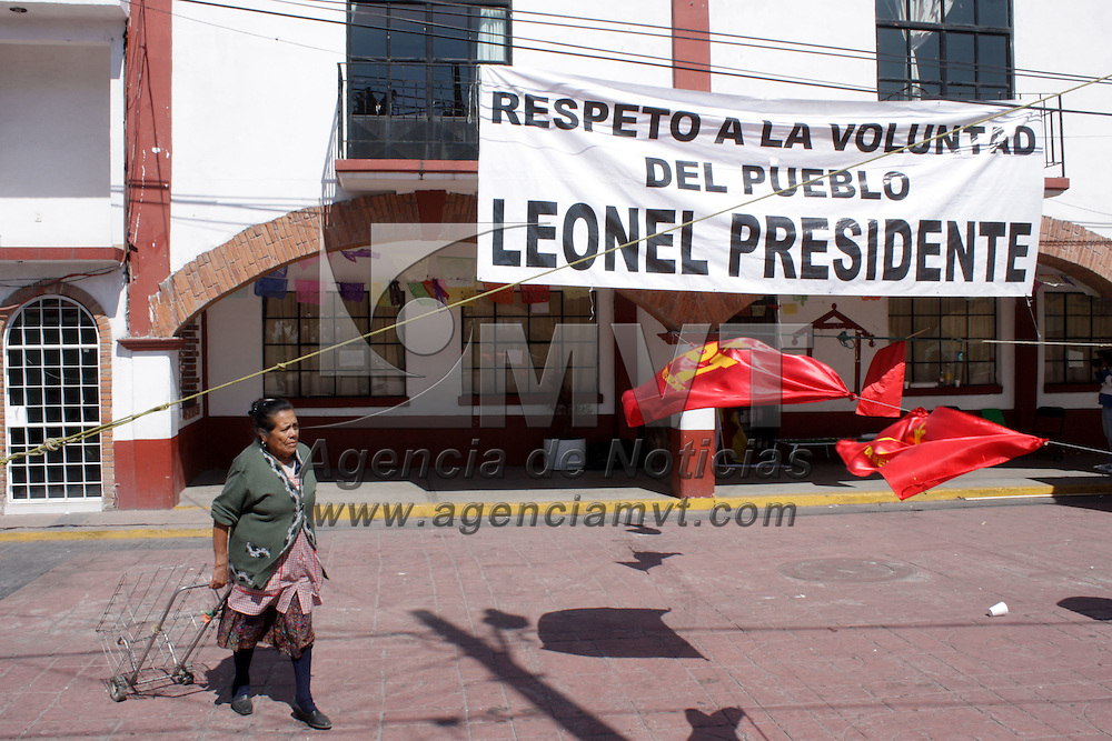 Santa Maria Rayon, Mexico.- Habitantes del municipio y simpatizantes del Partido del Trabajo (PT) mantienen un campamento con el que bloquean los accesos a la presidencia municipal, tras el fallo del Tribunal Electoral del Estado de Mexico (TEEM) que revoco el triunfo de Leonel Gonzalez Talavera, dando como ganador al priista Erick Vladimir Cedillo Hinojosa. Agencia MVT / Arturo Hernandez S.