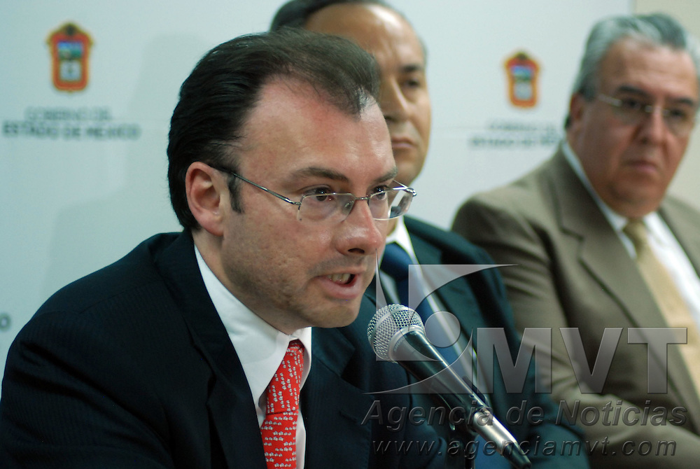 Toluca, Méx.- Luis Videgaray Caso, secretario de finanzas y Marco Antonio Abaid Kado, secretario de la contraloria, en conferencia de prensa presentaron las medidas de contención y control del gasto público, donde se manifesto que se cancelarán más de 300 plazas administrativas y se controlara el gasto de combustible. Agencia MVT / José Hernández. (DIGITAL)<br />
<br />
NO ARCHIVAR - NO ARCHIVE