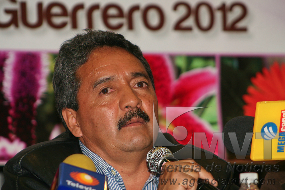 Toluca, México.- Felipe Puente Guadarrama, presidente de la Asociación de Floricultores de Villa Guerrero A.C. anuncio la XXI Expoflor 2012 con el objetivo de integrar los últimos avances de la investigación y la innovación tecnológica. Agencia MVT / José Hernández