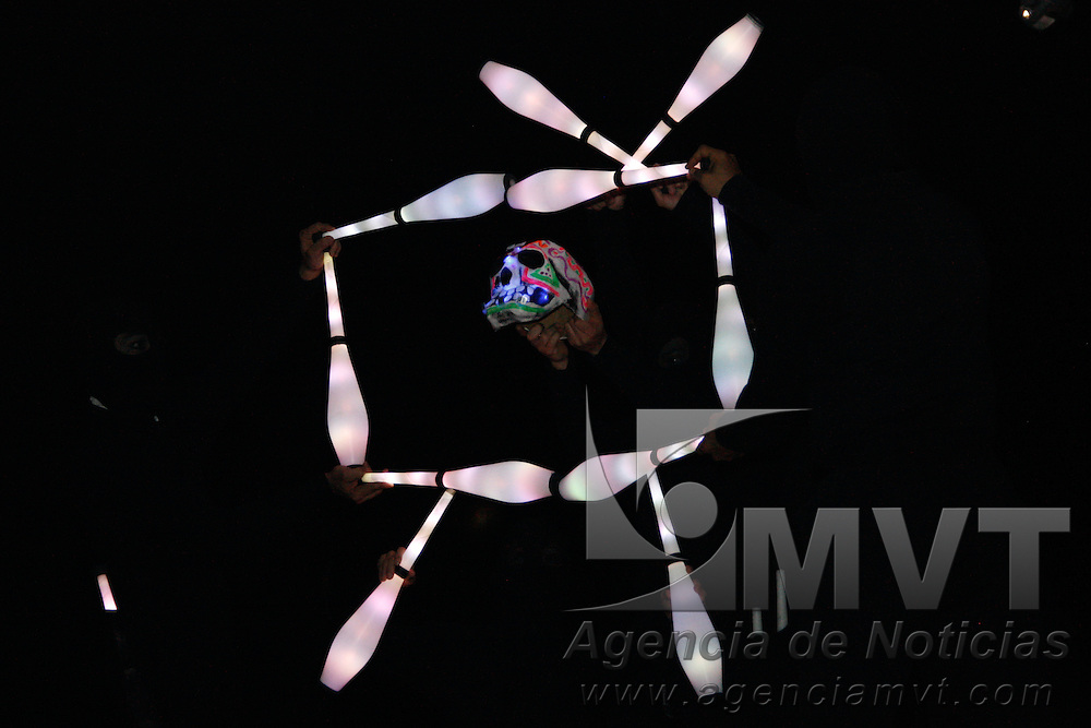 Toluca, México.- El grupo circense proveniente de Guadalajara "Circo Dragón", se presentó en la plaza de los Mártires, como parte del Festival cultural del alfeñique 2013. Agencia MVT / Arturo Hernández S.