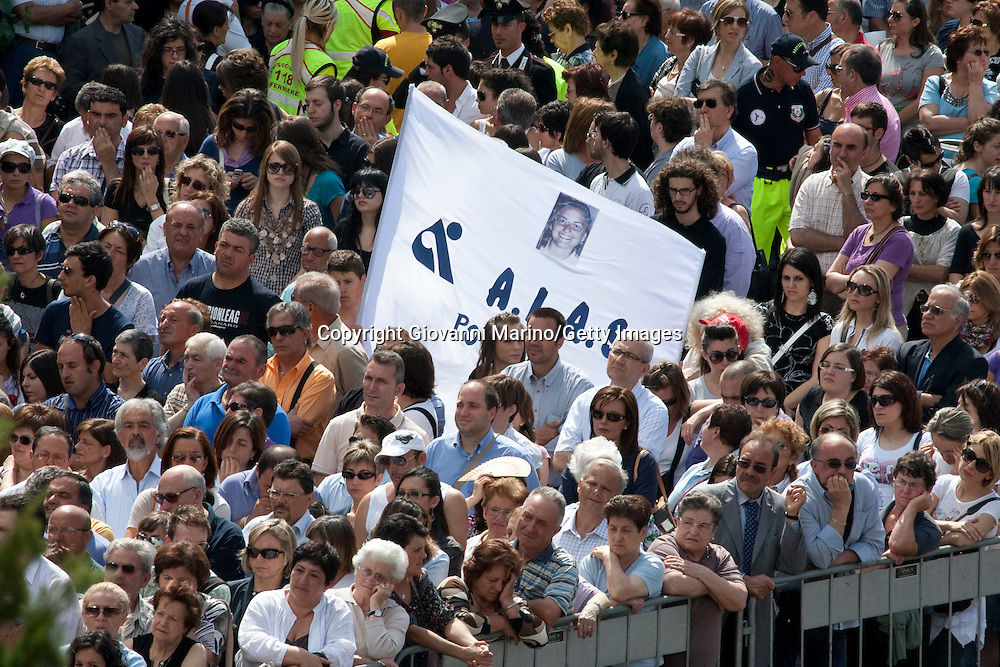 Potenza (PZ), 02-07-2011 ITALY - Funerali di Elisa Claps. Migliaia di persone hanno accolto l'arrivo in piazza Don Bosco della bara di Elisa Claps, portata sulla spalle anche da alcune persone dell'associazione "Libera". <br />
Foto Giovanni Marino/Getty Images