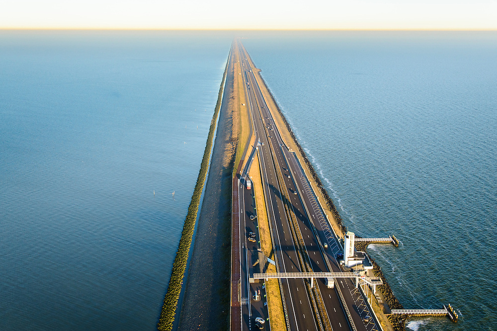 Nederland, Noord-Holland, Den Oever, 11-12-2013; Afsluitdijk met Monument, Friesland aan de verre horizon. Waddenzee links in beeld.<br />
Enclosure Dam with Monument. Waddenzee (left), Friesland on the distant horizon.<br />
luchtfoto (toeslag op standaard tarieven);<br />
aerial photo (additional fee required);<br />
copyright foto/photo Siebe Swart.
