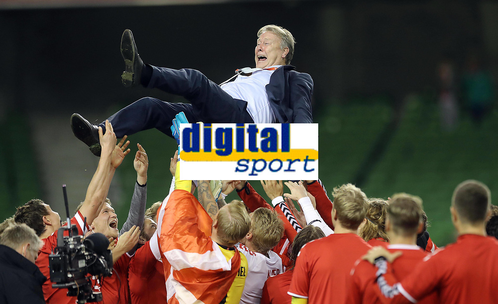 Republic of Ireland v Denmark 2018 FIFA World Cup WM Weltmeisterschaft Fussball Qualifying Denmark Manager Åge Hareide celebrates after the 2018 FIFA World Cup Qualifying PUBLICATIONxNOTxINxUK