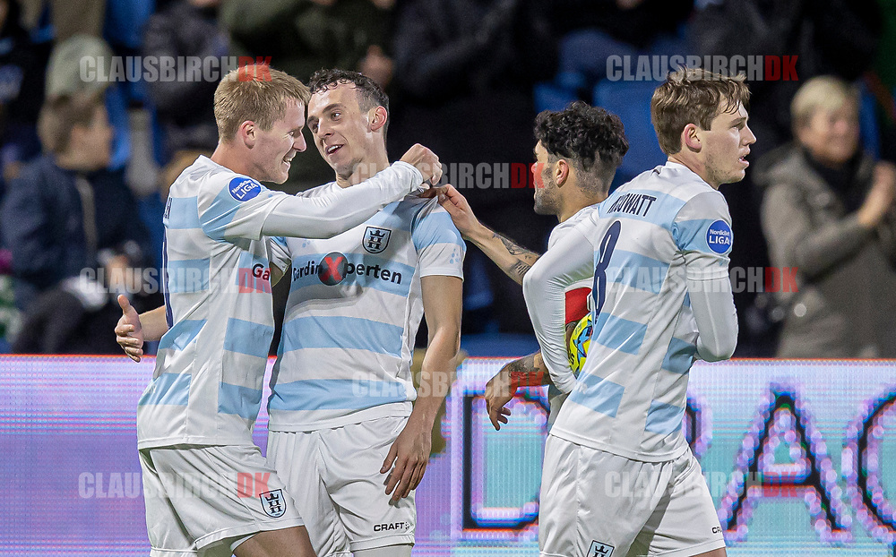 Målscorer Sebastian Czajkowski (FC Helsingør) jubler med Tonni Adamsen og Daniel Norouzi efter udligningen til 1-1 under kampen i NordicBet Ligaen mellem FC Helsingør og FC Fredericia den 8. november 2021 på Helsingør Stadion (Foto: Claus Birch).