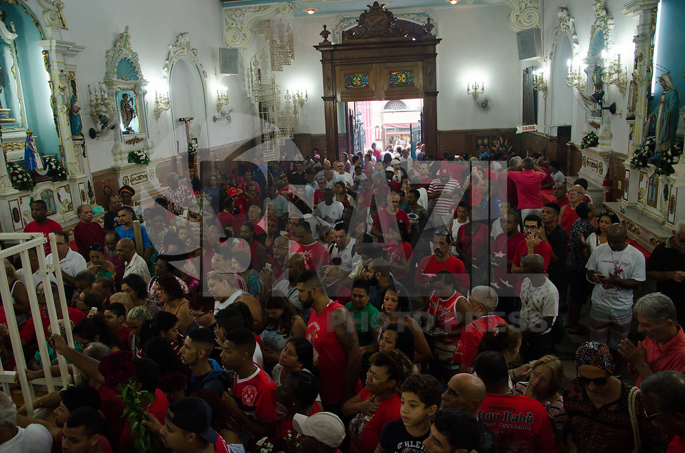 RIO DE JANEIRO, RJ, 23.04.2018 - RELIGIÃO-RJ - Movimentação de Fiés na celebração em homanagem ao dia de São Jorge na Praça da República no centro do Rio de Janeiro na manhã desta segunda-feira, 23. (Foto: Vanessa Ataliba/Brazil Photo Press)