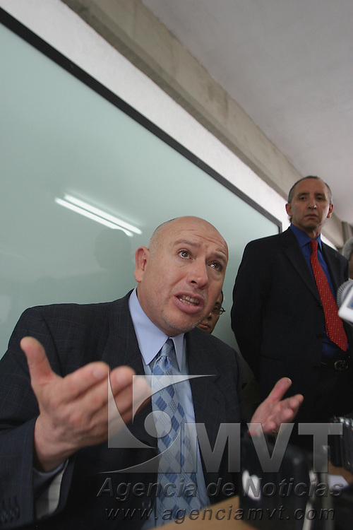 Toluca, Méx.- Isidro pastor Medrano, presidente del PRI en el estado de Mexico durante la inauguracion de la escuela de candidatos, gobernantes y servidores publicos, al termino ofrecio una conferencia de prensa donde mostro las espinillas diciendo que sus adversarios no e han hecho ni un solo moreton con sus actitudes revanchistas. Agencia MVT / Mario Vazquez de la Torre. (DIGITAL)<br />
<br />
NO ARCHIVAR - NO ARCHIVE