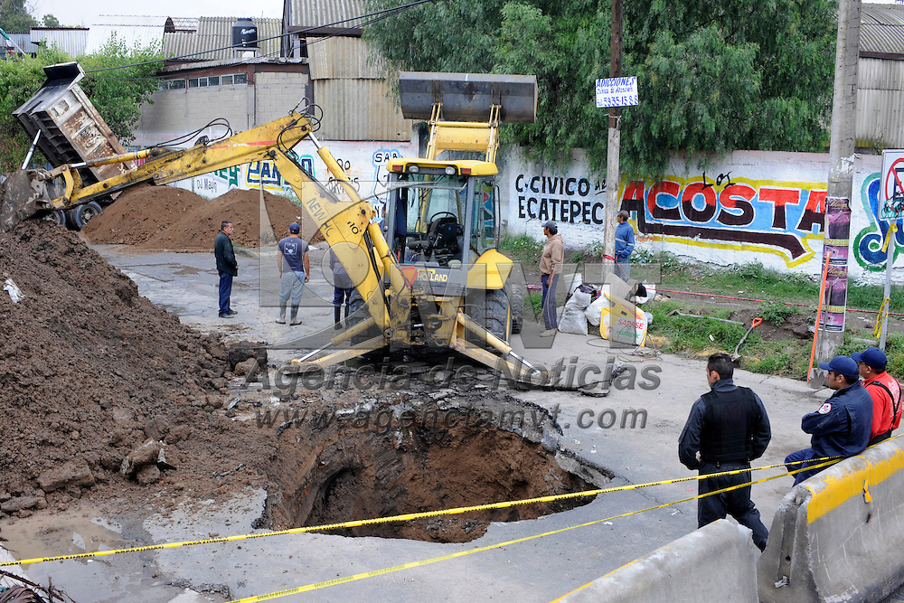 ECATEPEC, México.- Elementos de Aguas y Saneamiento del Estado de México realizaron labores de relleno en un socavón de 4 por 4 metros que se formo en la calle Ejido y Benito Juárez en la colonia San Pedro Xalostoc, este boquete se formo debido al reblandecimiento del pavimento a consecuencia de las lluvias registradas en los últimos días. Agencia MVT / Juan García. (DIGITAL)
