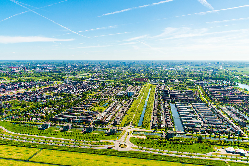 Nederland, Utrecht, Leidsche Rijn, 13-05-2019; stadsdeel Leidsche Rijn met subwijk Veldhuizen, op de grens met de weilanden van de Harmelerwaard.<br />
The new residential area Leidsche Rijn, bordering the country site.<br />
<br />
luchtfoto (toeslag op standard tarieven);<br />
aerial photo (additional fee required);<br />
copyright foto/photo Siebe Swart